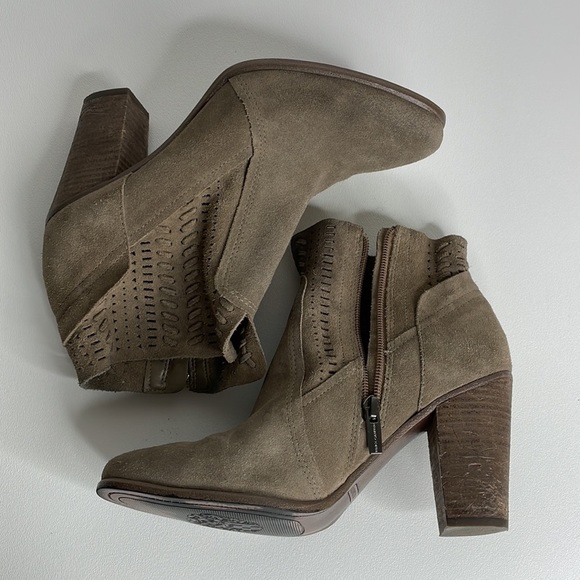 Vince Camuto Suede Laser Cut Ankle Booties Grey Wooden Heel Perforated Size 9 - Picture 8 of 16
